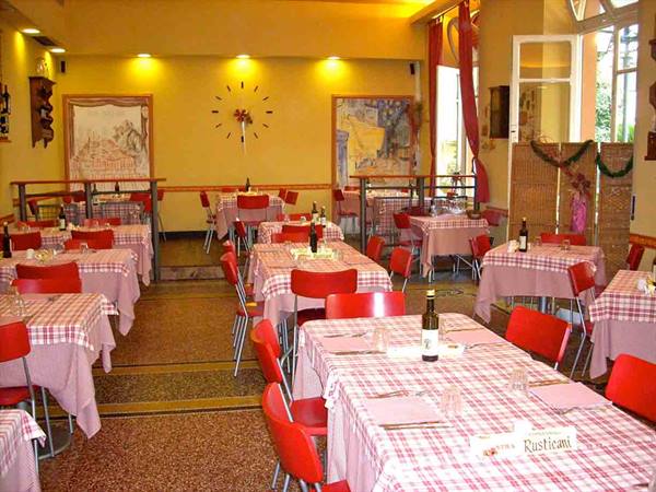 The dining room of Ristorante Enoteca "Perche no"