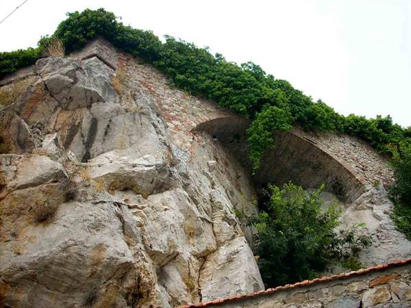 The limestone rock on which the castle stands