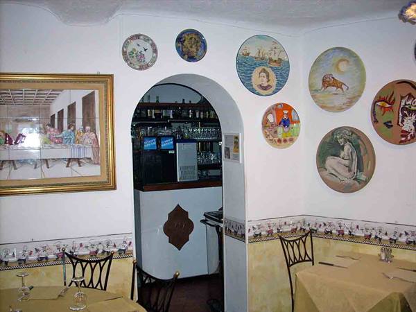 In the dining rooms of Ristorante Pizzeria Au Caruggiu