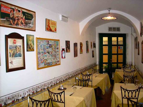 In the dining rooms of Ristorante Pizzeria Au Caruggiu