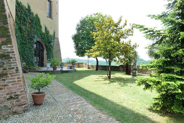 The garden of the Castle of Cortanze