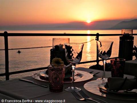 A breathtaking sunset seen from the tables of Ostaia da 'O Sigù in Camogli