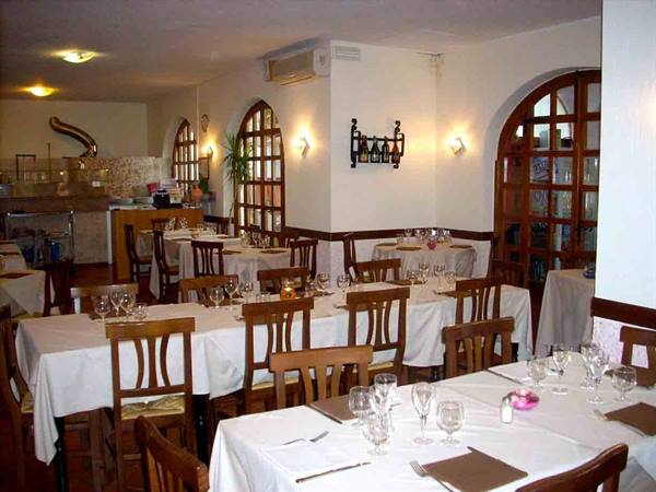 In the dining room of Ristorante Pizzeria Le Querce