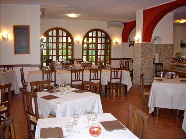 In the dining room of Ristorante Pizzeria Le Querce