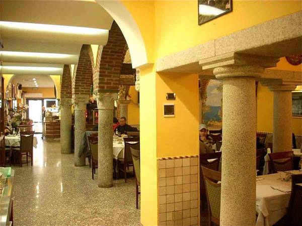 In the spacious rooms of Ristorante Marechiaro