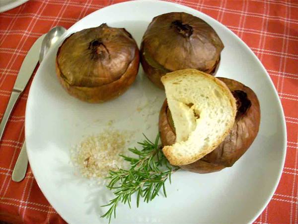 Delicacies of Osteria Eneo: salt-baked onions