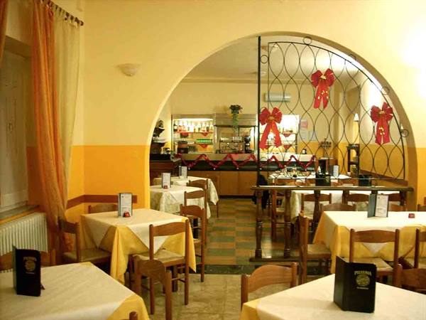The large dining room of the Pizzeria 'Solo pizza' Da Marcello in Pozzolo Formigaro