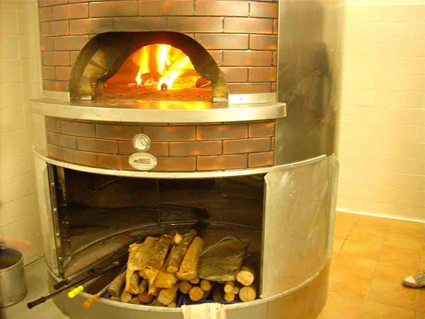 The oven at the Pizzeria 'Solo pizza' Da Marcello