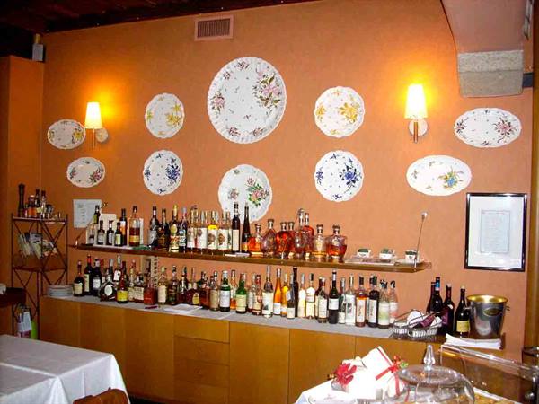 Vecchia Lodi ceramics displayed in Ristorante La Quinta