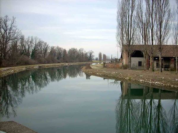 The Muzza canal at the gates of Lodi