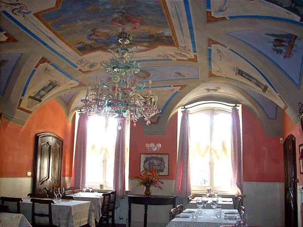 In the splendid rooms of Ristorante Cantine del Gavi