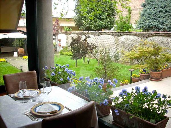 Tables with garden view at Hotel Ristorante Giardinetto