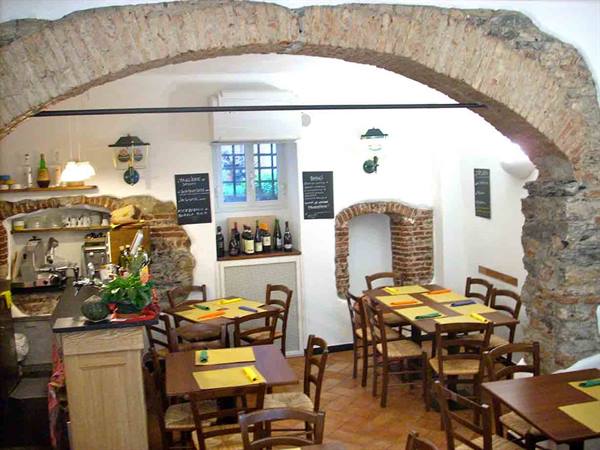 In the characteristic dining room of the Focacciaio di Rapallo