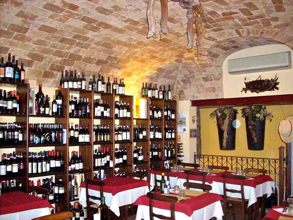 At Enoteca Caffè Roma di Costigliole d'Asti