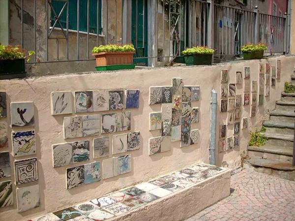A small wall decorated with tiles