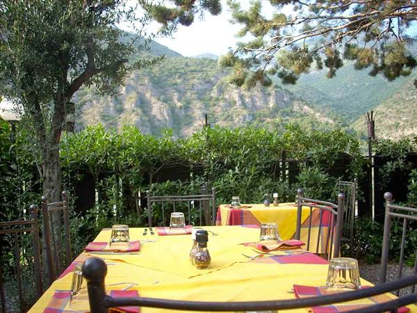 At the table in the garden of Ristorante U Rundò