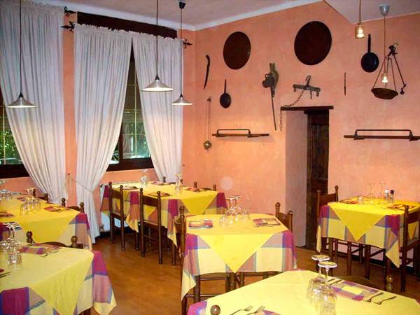 In the dining room of Ristorante U Rundò