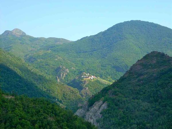 The mountains that embrace Ne