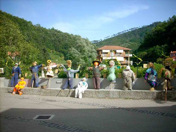 The spectacular scarecrows made by the children