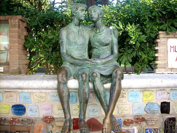 The sculpture of the lovers by Eros Pellini