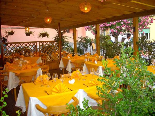 In the large outdoor area of Ristorante Perballe