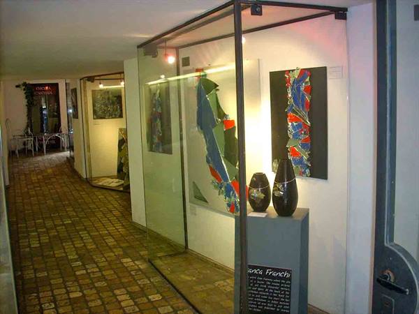 The exhibition that greets us entering the Osteria del Varadrillo
