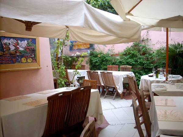 The outdoor area of Osteria del Varadrillo