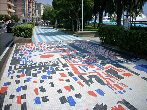 A stretch of the Promenade of the Artists