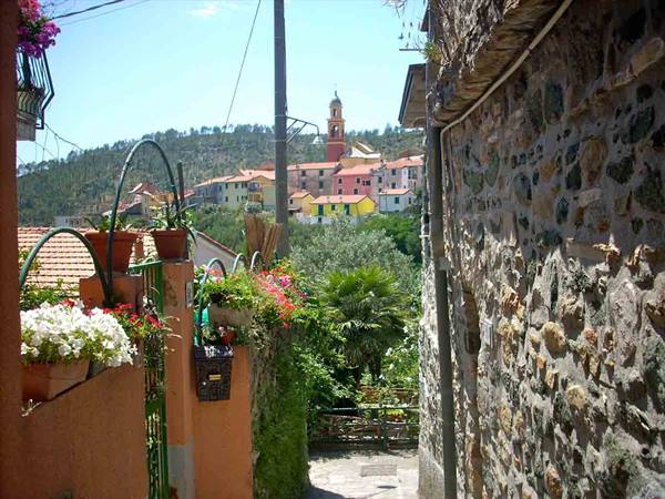 Among the alleys of Mezzema