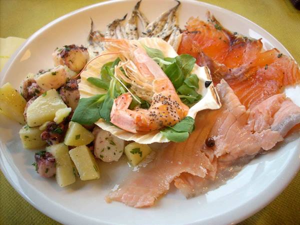 A rich seafood appetizer at Ristorante U Cantu