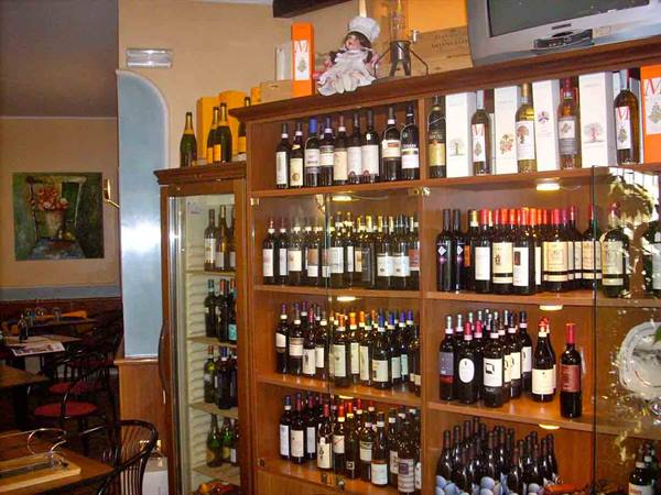 The very well-stocked wine shop of Osteria del Chiosco