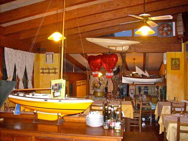Nautical decorations at Il Boschetto Restaurant
