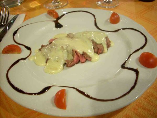 Delicacies of the Italia Pizzeria Restaurant of Lerma: the sliced beef