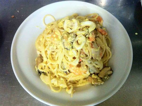 Delicacies of the Tira e Molla Pizzeria Restaurant: the seafood carbonara