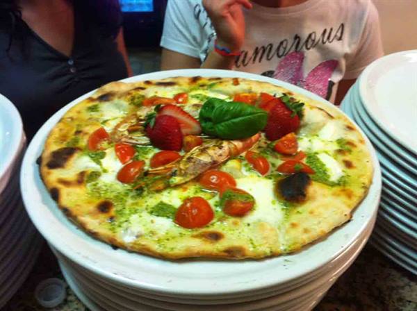 One of the tasty pizzas of the Tira e Molla Pizzeria Restaurant