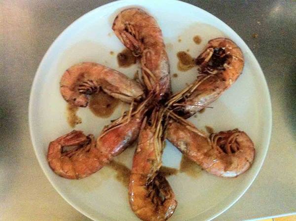 Delicacies of the Tira e Molla Pizzeria Restaurant: the king prawns with cognac