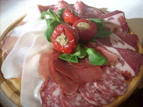 Delicacies of the Nuova Osteria Vialarda: the cutting board of Monferrato cured meats
