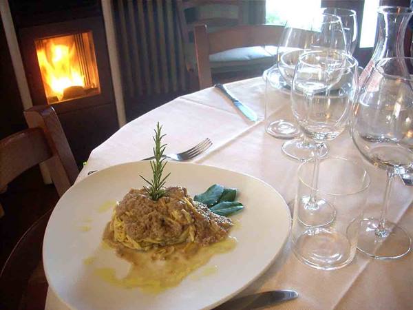 Delicacies of the Nuova Osteria Vialarda: tagliolini with duck ragout