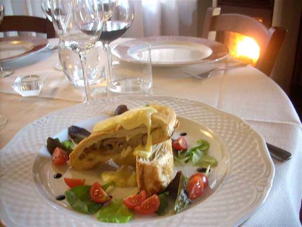 Delicacies of the Nuova Osteria Vialarda: potato and porcini mushroom strudel with fondue