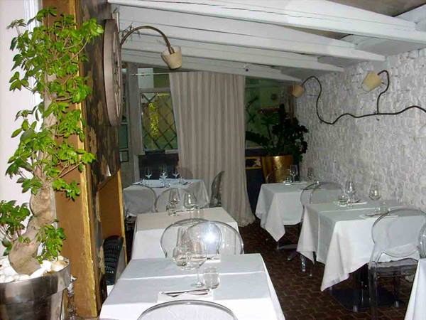 In the elegant dining rooms of Ristorante Pizzeria Al Castello