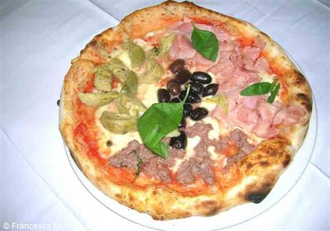 Delicacies of Ristorante Pizzeria Filodendro: the 4 seasons pizza