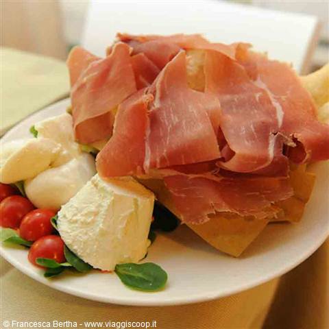 Delicacies of Ristorante Pizzeria Filodendro: fried gnocco with raw ham