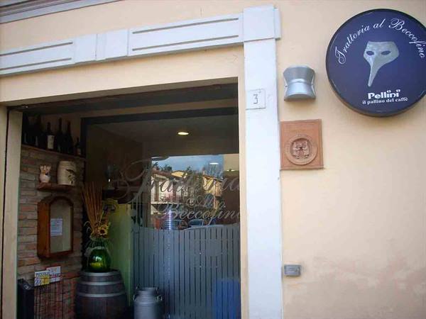 The entrance of Trattoria Al Beccofino