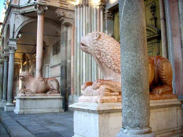 The lions 'on guard' in front of the Cathedral