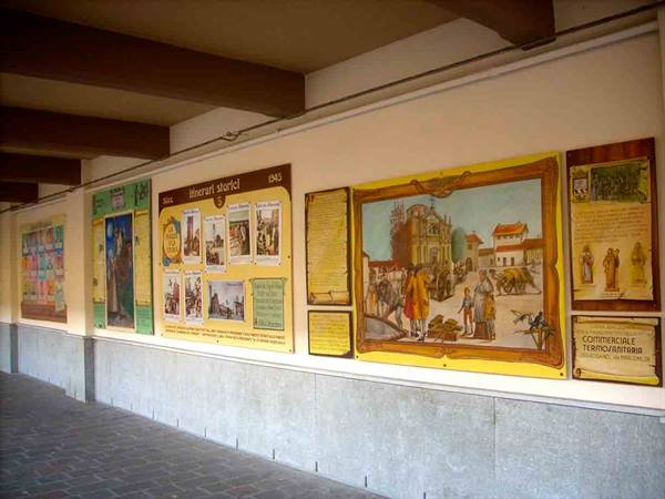 Historic itineraries painted in the center