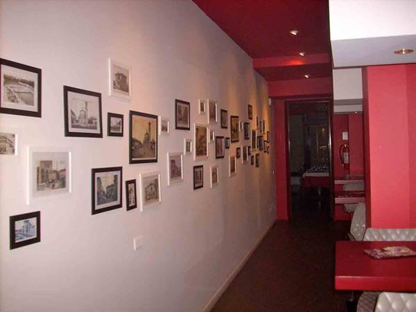 Historic photos of Legnano on the walls of Ristorante La Gabinella