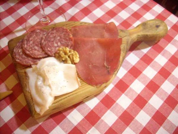 A cutting board of cured meats from the Usteria della Lella