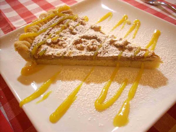 The chestnut tart with whole walnuts of the Usteria della Lella