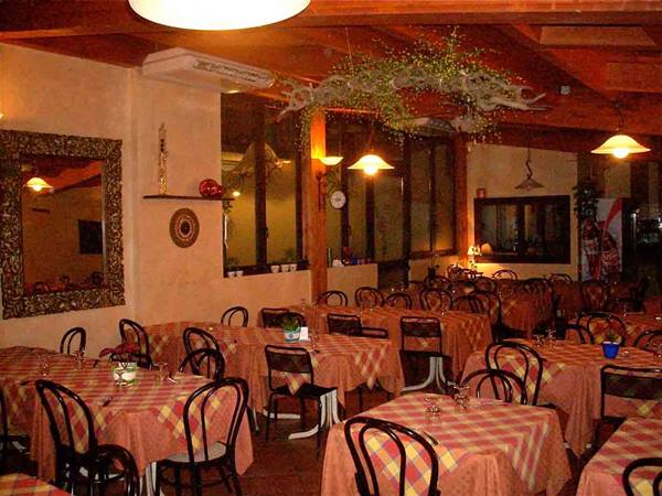 In the dining room of Ristorante Pizzeria Il Gatto e la Volpe