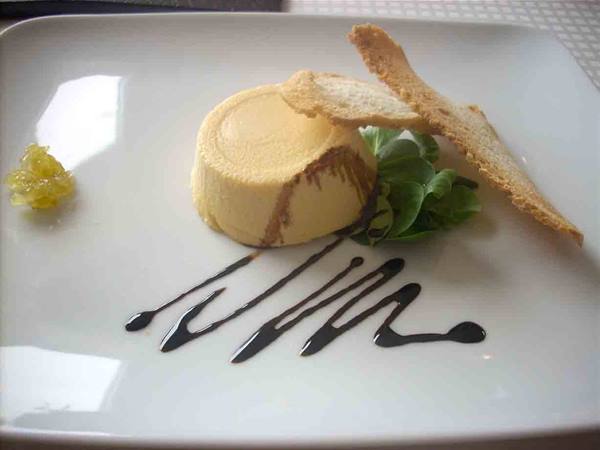 Castelmagno soft cheese with celery compote, black pepper and crispy bread